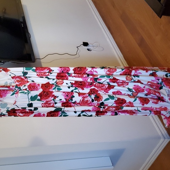 Halter style maxi dress one size floral off white, pink green. S1 - Picture 5 of 5